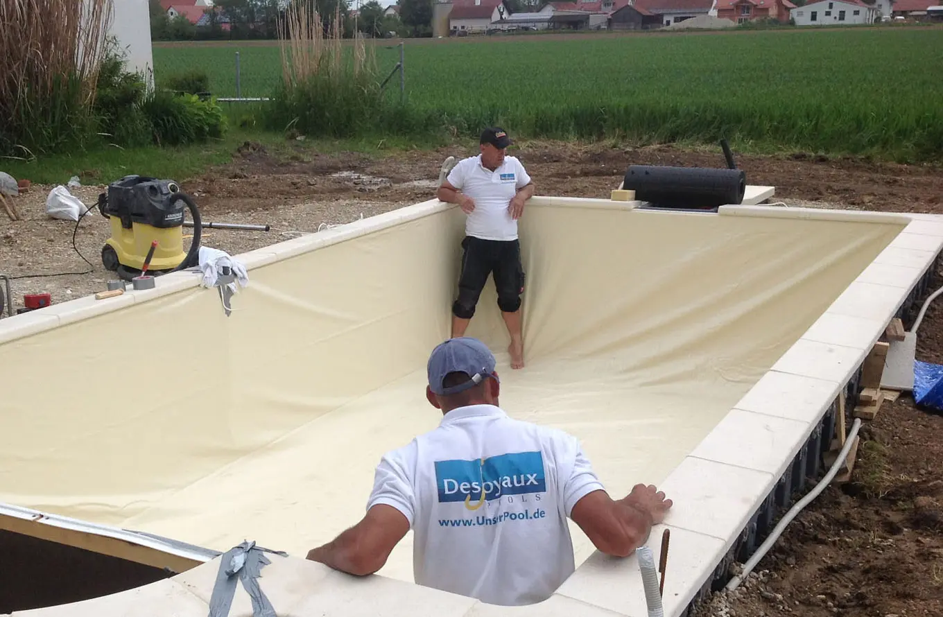 Pool bauen Fulda: Folie einziehen